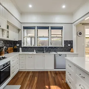 Holiday home Elegant, Stunning & Central! East Side Gem!, Toowoomba